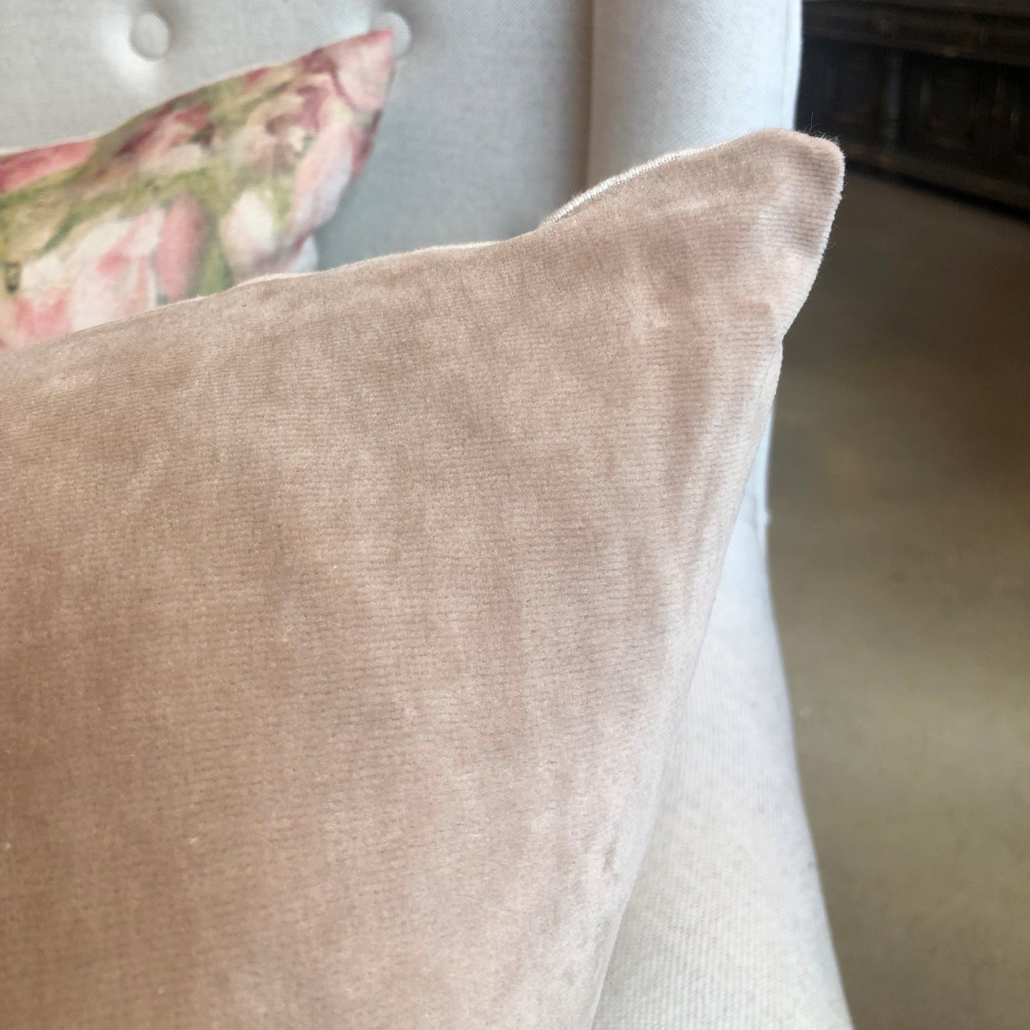 The luxurious Fontainebleau Cotton Velvet & French Linen Reversible Nude Pink Cushion features high quality plain cotton short pile velvet and a natural 100% flax French Linen on the reverse. Corner close up.