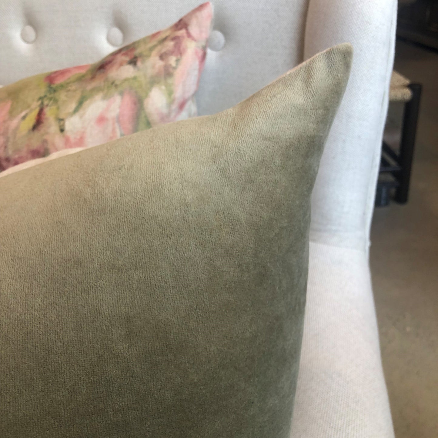 The luxurious Fontainebleau Cotton Velvet & French Linen Reversible Moss Green Cushion& features high quality plain cotton & short pile velvet and natural 100% Flax French Linen on the reverse. Corner close up.
