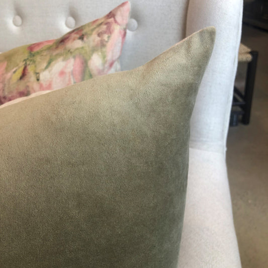 The luxurious Fontainebleau Cotton Velvet & French Linen Reversible Moss Green Cushion& features high quality plain cotton & short pile velvet and natural 100% Flax French Linen on the reverse. Corner close up.
