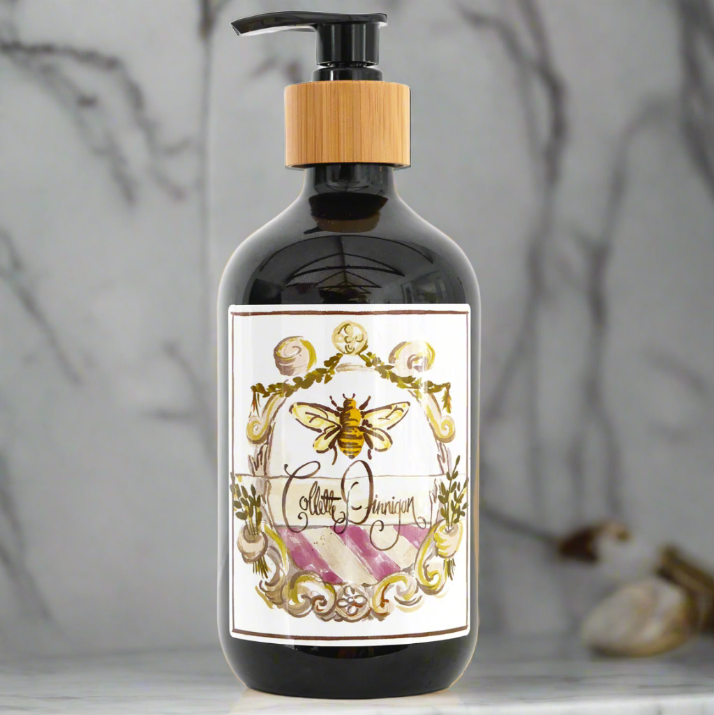 Fiori di Bosco evoking the scent of flowers of the forest, our body wash is designed to cleanse without drying the skin. Paraben free, it is suitable for sensitive skin types. Inspired by Italy, made from natural ingredients in small batches in Australia. Body wash | 500ml TOP: Lime | Juniper Berry MID: Rose | Muguet | Black Pepper BASE: Patchouli | Amber | Vetiver | Caramel | Vanilla