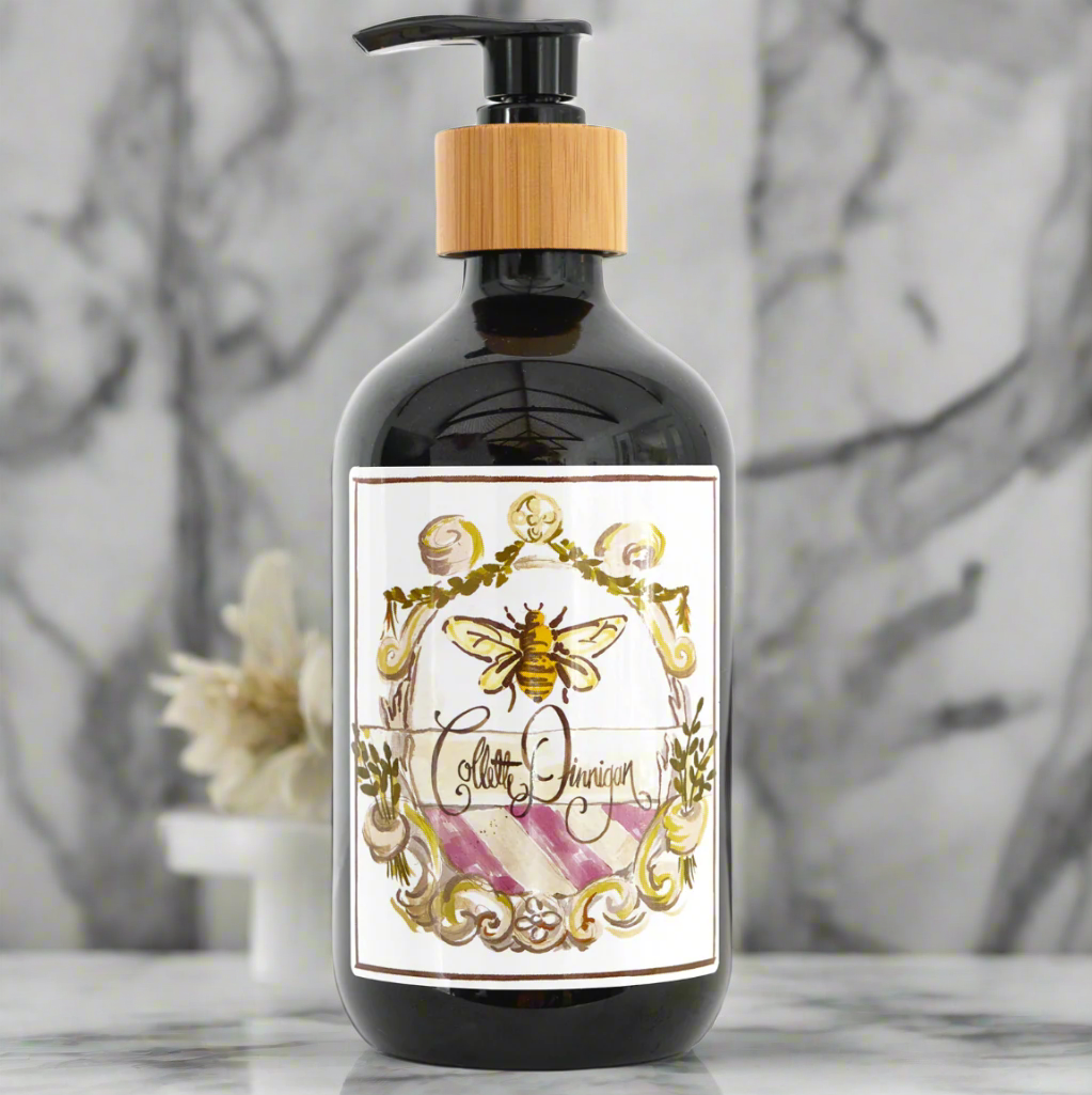 With the depths of flowers of the forest and enriched with 100% pure sweet almond oil, our hand cream is super light and easily absorbed. Inspired by Italy, made in Australia from all natural ingredients. Hand cream | 500ml TOP: Lime | Juniper Berry MID: Rose | Muguet | Black Pepper BASE: Patchouli | Amber | Vetiver | Caramel | Vanilla