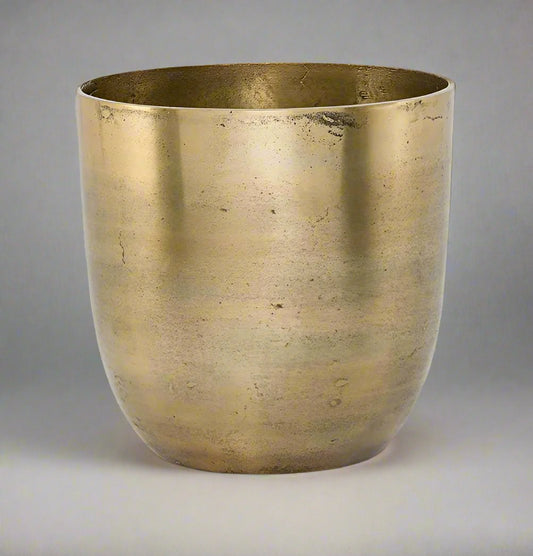 This sophisticated Versailles Gold Ice Bucket is ideal for hosting gatherings and keeping beverages chilled. It also functions well as a planter or vase, boasting an elegant aged gold hue.