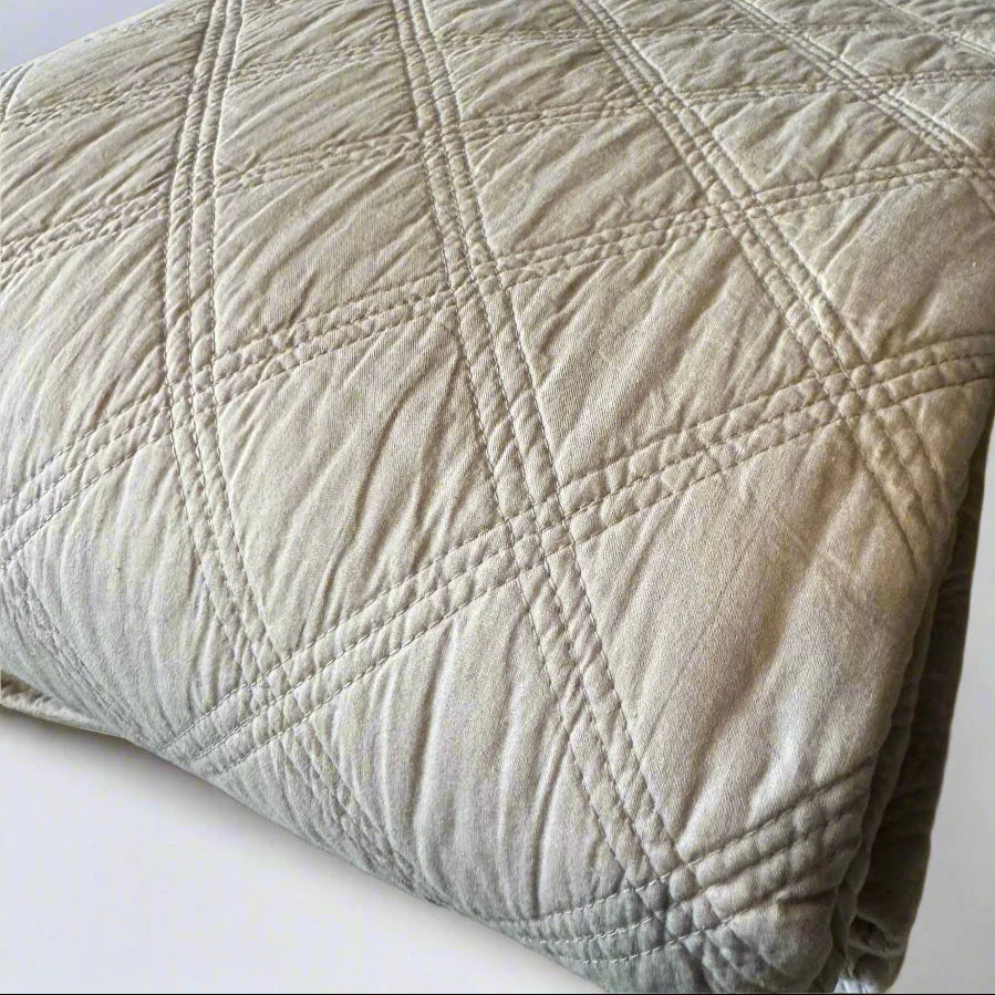 The Emilia Triple Diamond 100% Cotton Queen - exudes both comfort and style. Featuring an elegant taupe hue and timeless pattern, it's sure to add a touch of elegance to your bedroom. Crafted with soft and luxurious 100% cotton fabric and wadding, it's also conveniently machine washable on a delicate cycle.