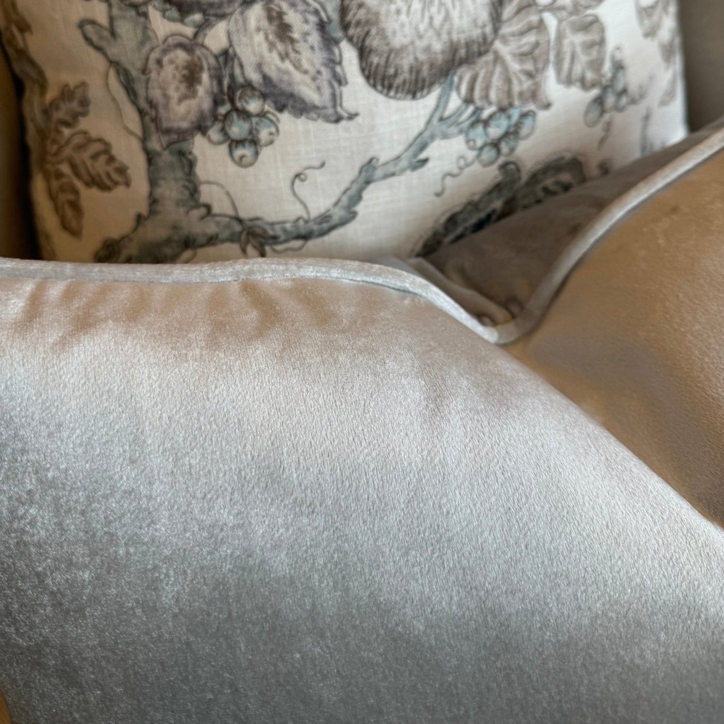 Indulge in the opulent comfort of the Snow Velvet Lumbar Cushion. This superb cushion enhances any room with its sophisticated design and features a discreet zipper for easy handling. Filled with feather inserts for unparalleled coziness and conveniently machine washable on a delicate cycle. The stunning snow colour exudes an air of refinement and complements a range of hues. The sumptuous velvet fabric is accented with thick matching piping on all sides.