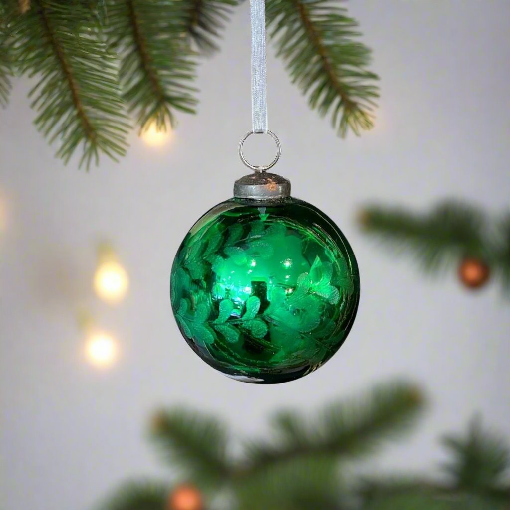 Experience effortless elegance with the Emerald Satin Hanging Christmas Ball. Crafted from glass and finished in a vibrant hue, this ornament adds depth and vibrancy to your holiday decor.