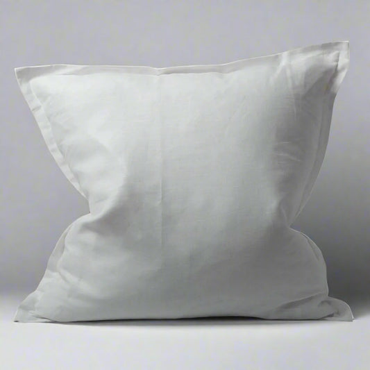 With its flange design and crisp white hue, this pillowcase offers both comfort and aesthetic appeal. Crafted from pure linen, it is irresistibly soft to the touch and ideal for layering. Treat yourself to a superior sleep experience with the breathability and natural beauty of linen. Plush feather insert included.