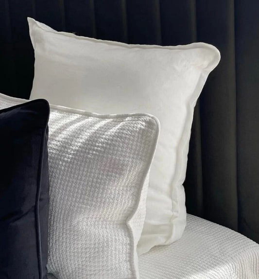With its flange design and crisp white hue, this pillowcase offers both comfort and aesthetic appeal. Crafted from pure linen, it is irresistibly soft to the touch and ideal for layering. Treat yourself to a superior sleep experience with the breathability and natural beauty of linen. Plush feather insert included.