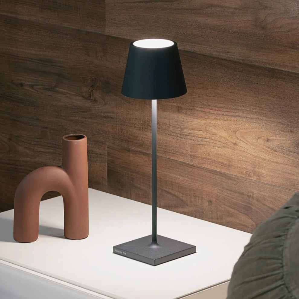 POLDINA Pro is the ultimate portable light - a must-have for any occasion. Whether you need power where you least expect it or simply prefer a clutter-free space, this lamp has got your back. Its Italian design boasts a weighted base for stability, making it suitable for any weather or surface. Take it with you for a delightful alfresco dining experience! With a rechargeable base, smart dimmer, and warm LED light, it's the perfect choice for creating a romantic ambience that lasts up to 9 hours. Power charg