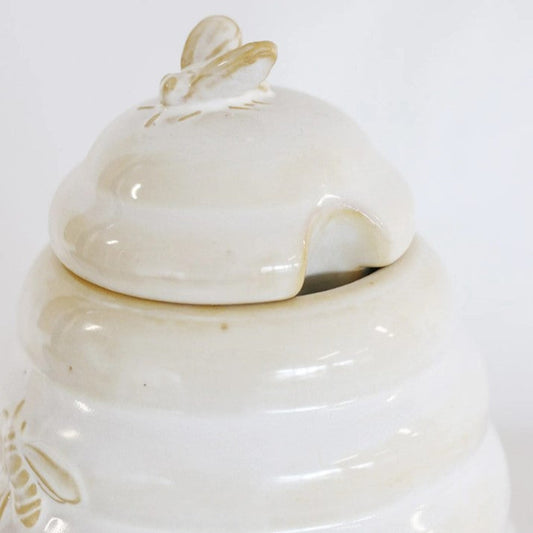 The Abeille Honey Pot showcases a glossy cream glaze and embossed bee design, making it a perfect addition to your decor. This Honey Pot with lid is carefully crafted and certified dishwasher safe.
