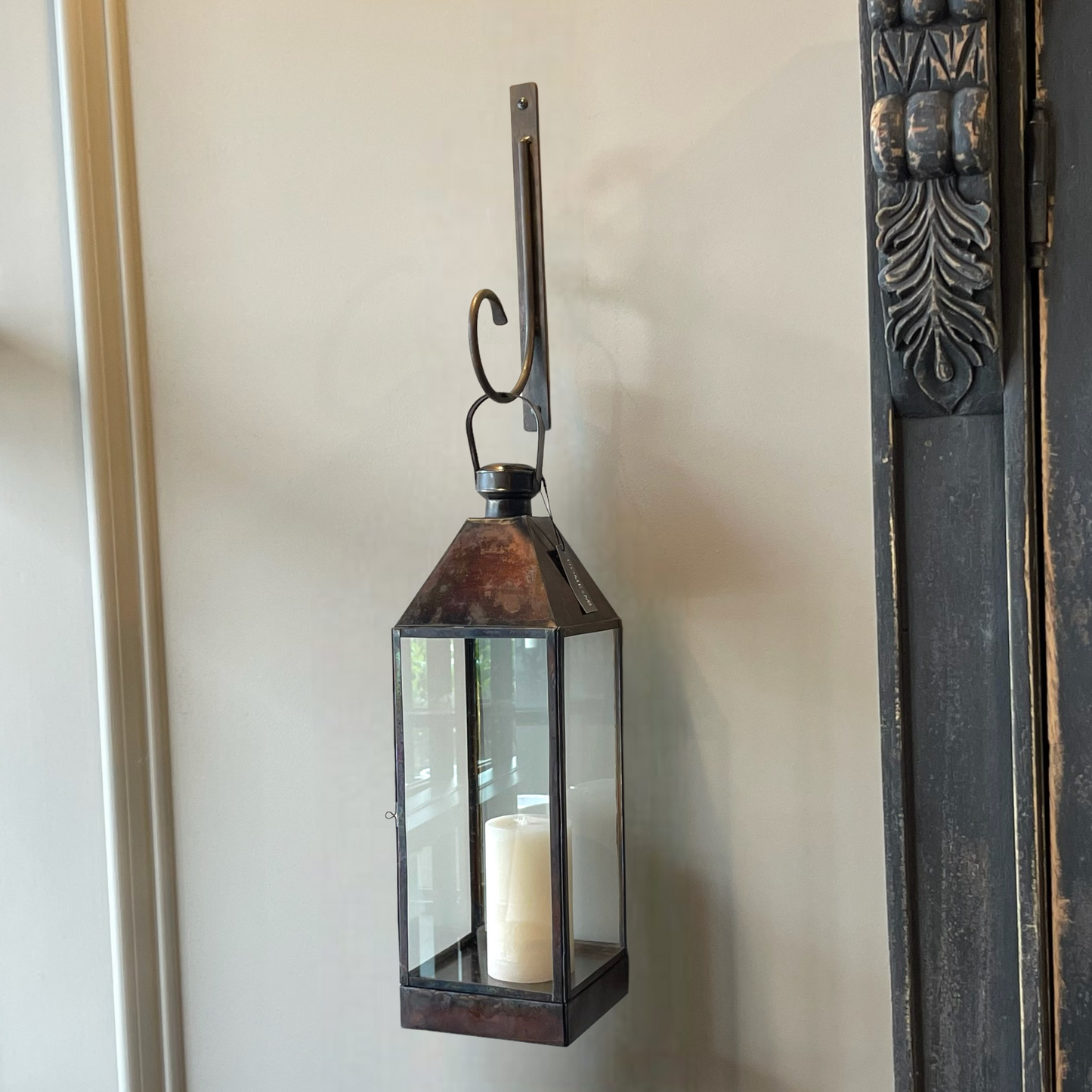 Our simple yet elegant Gesang Iron Hook is incredibly versatile, perfect to hang a beautiful lantern or a charming basket. The antique dark bronze metal finish perfectly compliments any space.
