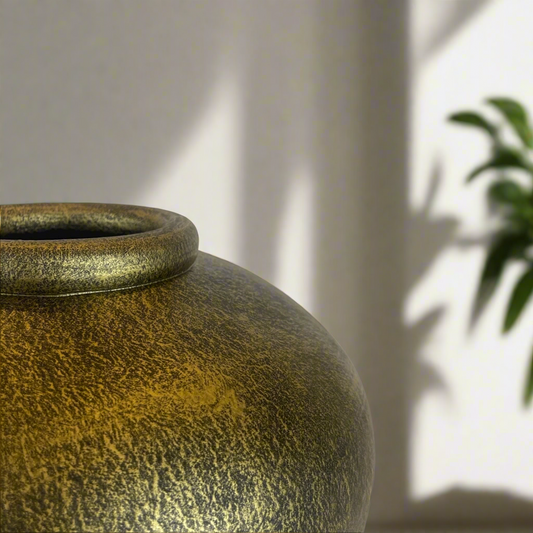 This Turin Pot has a one-of-a-kind design and a beautiful black-gold colour that will catch your eye and bring charm to any area filled with plants or flowers. Detail.