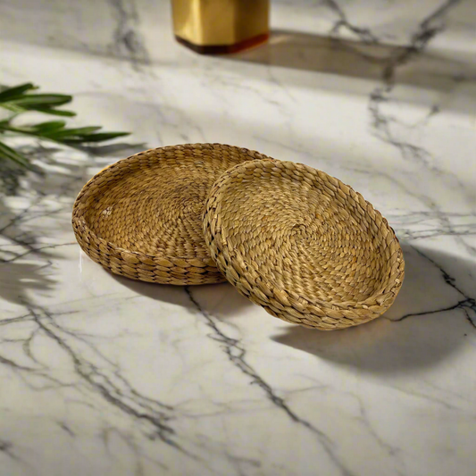 Made from Water Hyacinth, the Baru Woven Tray features a broad weave that exudes a relaxed and natural aesthetic. Its intricate design adds texture and an organic touch to any room. Front