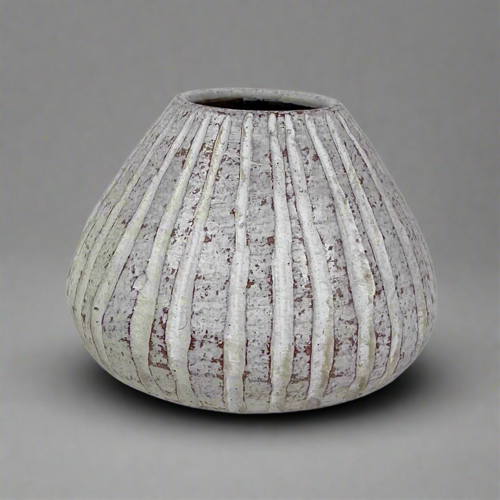This beautiful rustic terracotta vase with neutral white tones makes it perfect for the bedroom, to place on a bedside table or as part of the living room decor. Front