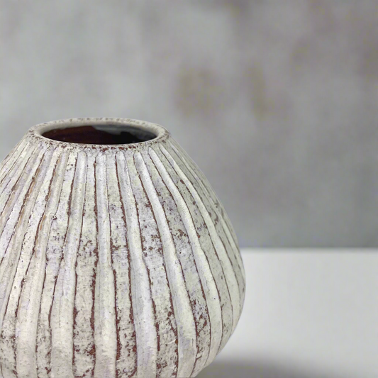 This beautiful rustic terracotta vase with neutral white tones makes it perfect for the bedroom, to place on a bedside table or as part of the living room decor. Detail