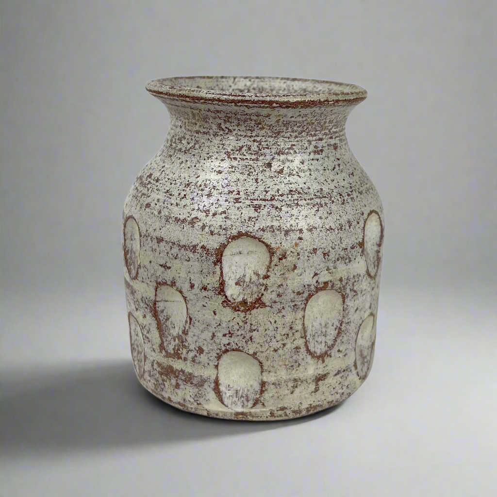 This beautiful rustic terracotta vase with neutral white tones makes it perfect for the bedroom, to place on a bedside table or as part of the living room decor. Front