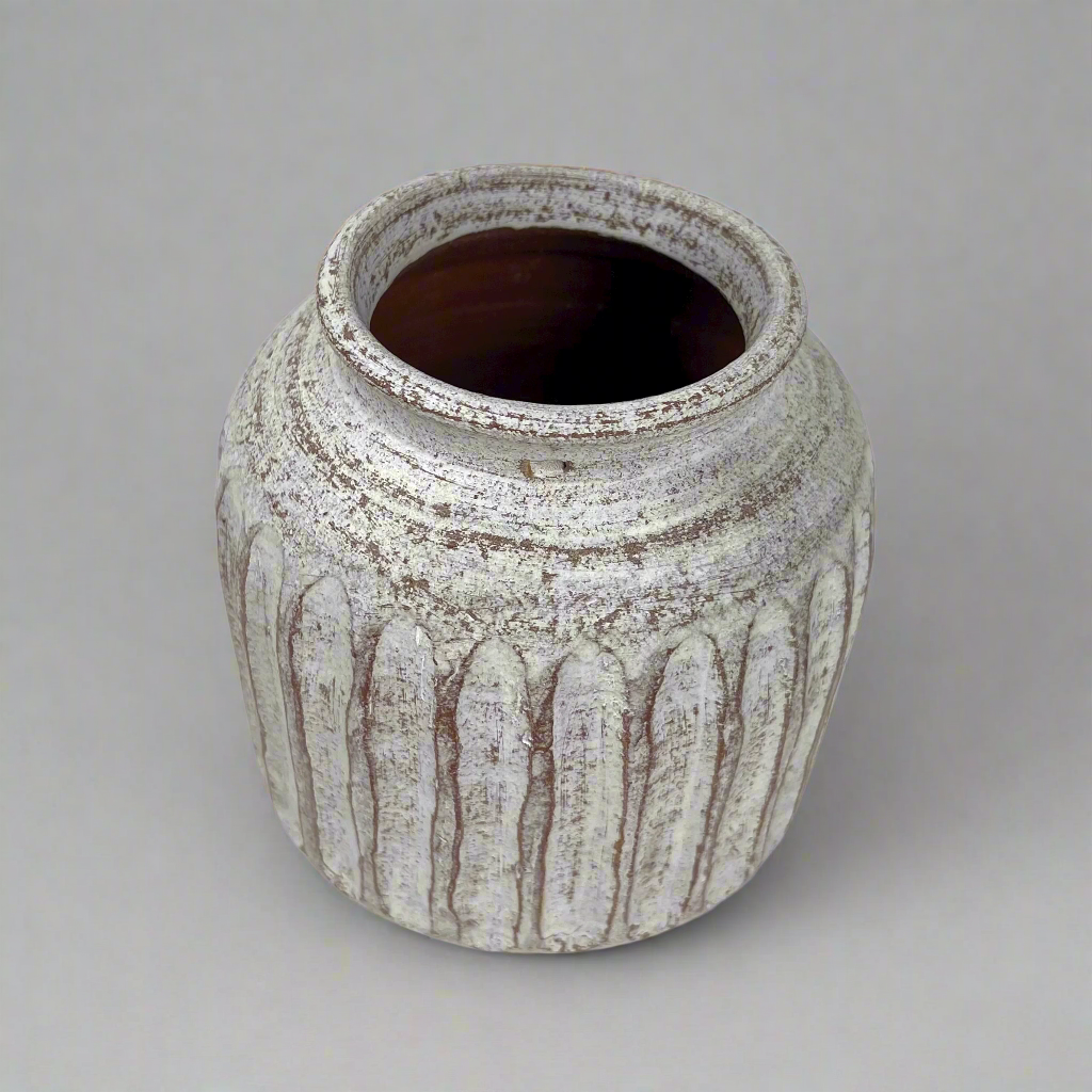 This beautiful rustic terracotta vase with neutral white tones makes it perfect for the bedroom, to place on a bedside table or as part of the living room decor. Top