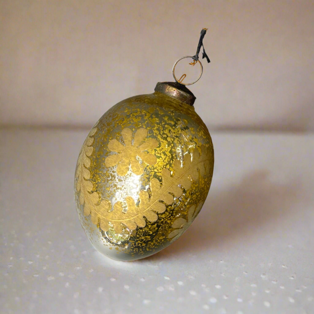 Experience effortless elegance with the Emerald Satin Hanging Christmas Ball. Crafted from glass and finished in a vibrant hue, this ornament adds depth and vibrancy to your holiday decor.