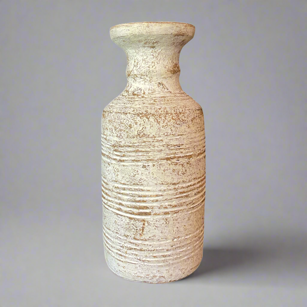 This beautiful rustic terracotta vase with neutral white tones makes it perfect for the bedroom, to place on a bedside table or as part of the living room decor. Front