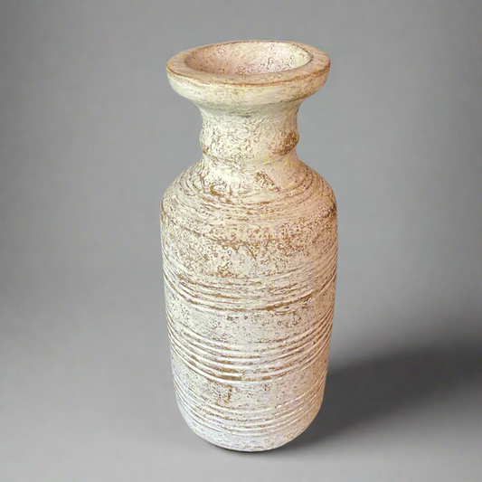 This beautiful rustic terracotta vase with neutral white tones makes it perfect for the bedroom, to place on a bedside table or as part of the living room decor. Front