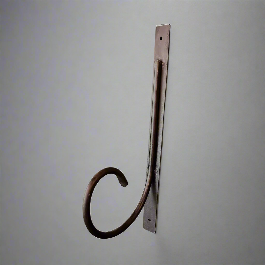 Our simple yet elegant Gesang Iron Hook is incredibly versatile, perfect to hang a beautiful lantern or a charming basket. The antique dark bronze metal finish perfectly compliments any space.