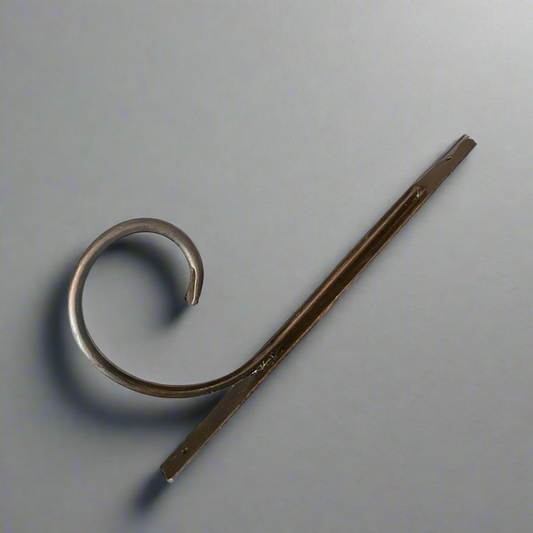 Our simple yet elegant Gesang Iron Hook is incredibly versatile, perfect to hang a beautiful lantern or a charming basket. The antique dark bronze metal finish perfectly compliments any space.