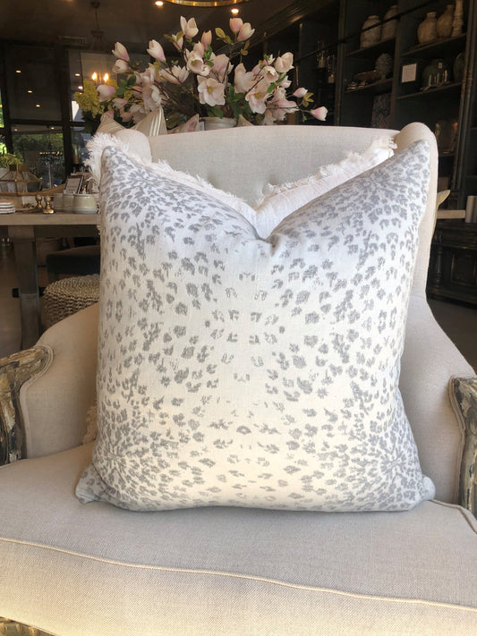 This Aspen Silver White Cotton & Cashmere Reversible Cushion is luxuriously soft, with exclusive plump feather insert for added comfort. Featuring a reversible design with snowflakes gracefully falling on both sides, choose from a crisp white or cool silver grey to accessorise your space.