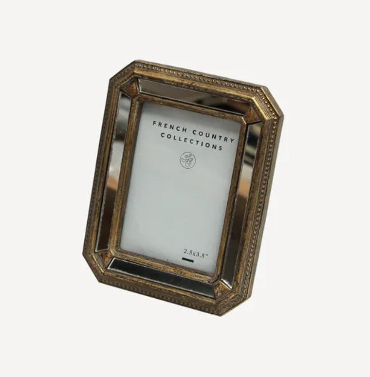 This timeless Venetian frame offers a sophisticated style and fits a 2.5 x 3.5" photo. Display photos in either portrait or landscape orientation for versatile design options. Side