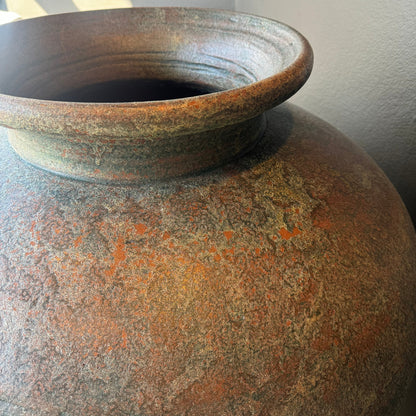 The Roma Pot boasts a timeless and traditional silhouette, while its attractive hues elevate it to a stunning decorative piece. Its rustic and understated aesthetic only adds to its unique charm. Detail.