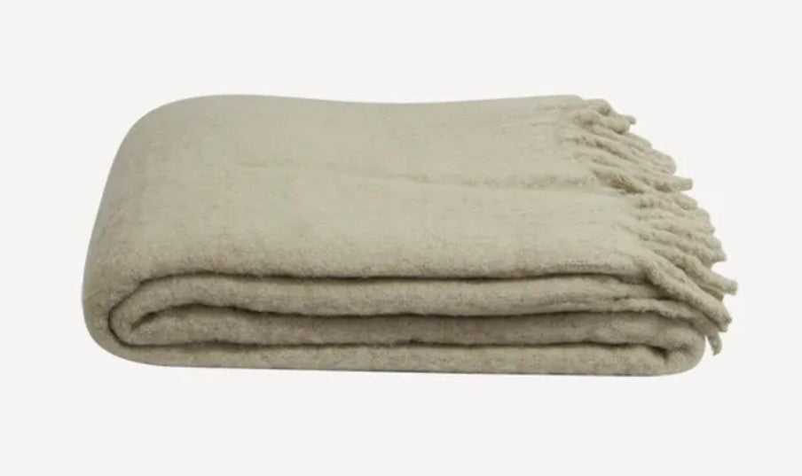 Feel the ultimate coziness with this warm beige throw, complete with oversized tassels that add texture and style. Made of 20% wool, 57% acrylic, and 23% polyester, this throw exudes luxurious comfort. detail