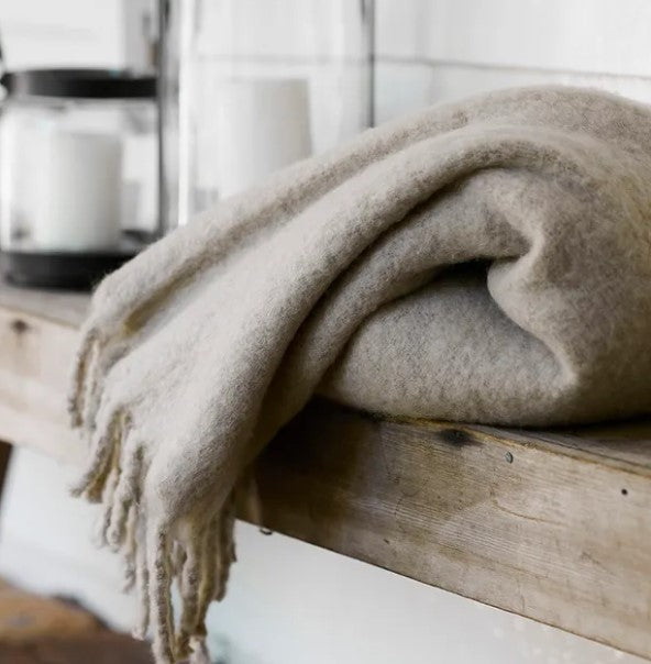 Feel the ultimate coziness with this warm beige throw, complete with oversized tassels that add texture and style. Made of 20% wool, 57% acrylic, and 23% polyester, this throw exudes luxurious comfort.