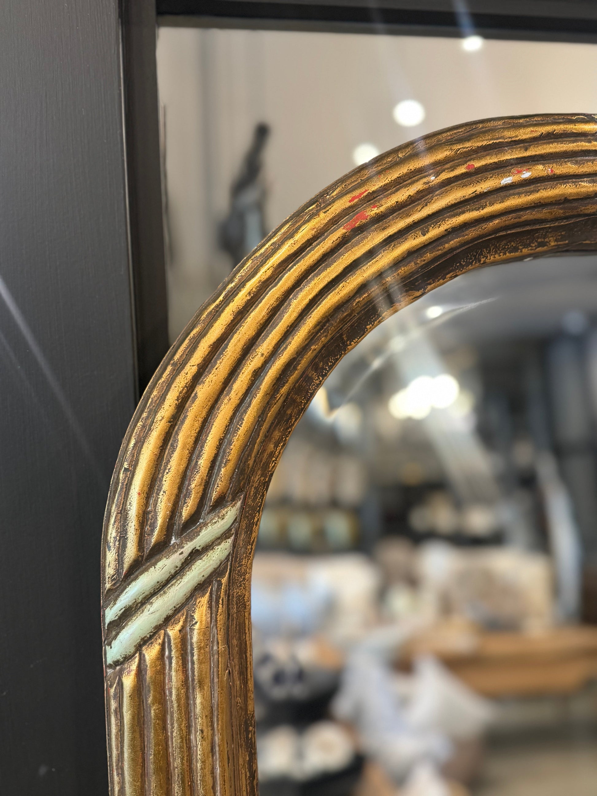 Experience the exquisite reeded design and majestic palm motif of this vintage full-length mirror. Its timeless beauty and intricate detailing make it the perfect focal point for any room. Handcrafted with a lavish gold and green finish, this hand-painted masterpiece exudes elegance and sophistication. Detail