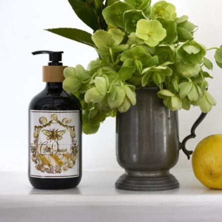 Evoking the scent of lemon trees in Sicily, our body wash is designed to cleanse without drying the skin. Paraben free, it is suitable for sensitive skin types. Inspired by Italy, made from natural ingredients in small batches in Australia. Body wash | 500ml FRAGRANCE NOTES TOP: Lemon | Spearmint | Pine | Banana MID: Neroli | Violet | Bois de Rose | Jasmine BASE: Amber | Guaiacwood