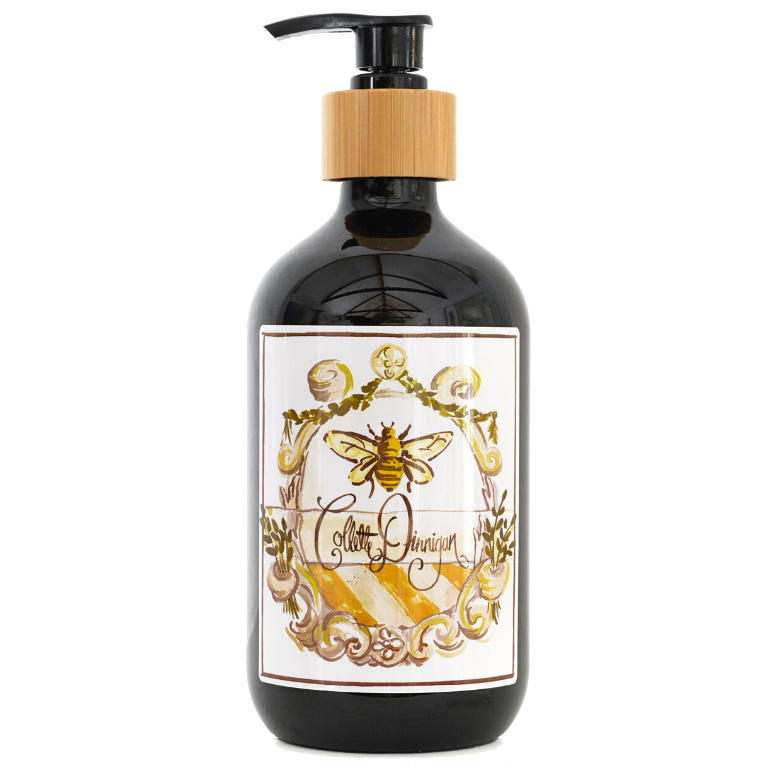 Evoking the scent of lemon trees in Sicily, our body wash is designed to cleanse without drying the skin. Paraben free, it is suitable for sensitive skin types. Inspired by Italy, made from natural ingredients in small batches in Australia. Body wash | 500ml FRAGRANCE NOTES TOP: Lemon | Spearmint | Pine | Banana MID: Neroli | Violet | Bois de Rose | Jasmine BASE: Amber | Guaiacwood