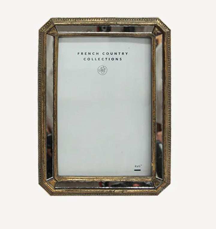 This timeless Venetian frame offers a sophisticated style and fits a 4x6" photo. Display photos in either portrait or landscape orientation for versatile design options. Front