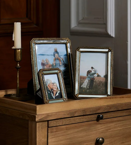 This timeless Venetian frame offers a sophisticated style and fits a 2.5 x 3.5" photo. Display photos in either portrait or landscape orientation for versatile design options. Front