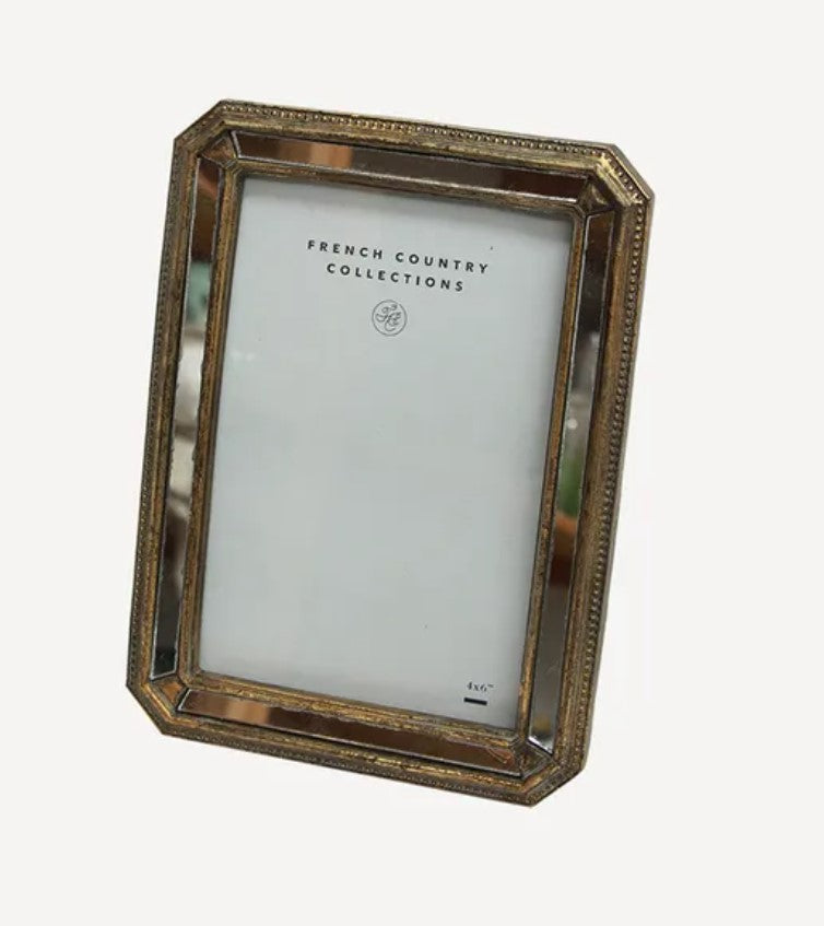 This timeless Venetian frame offers a sophisticated style and fits a 4x6" photo. Display photos in either portrait or landscape orientation for versatile design options. Side