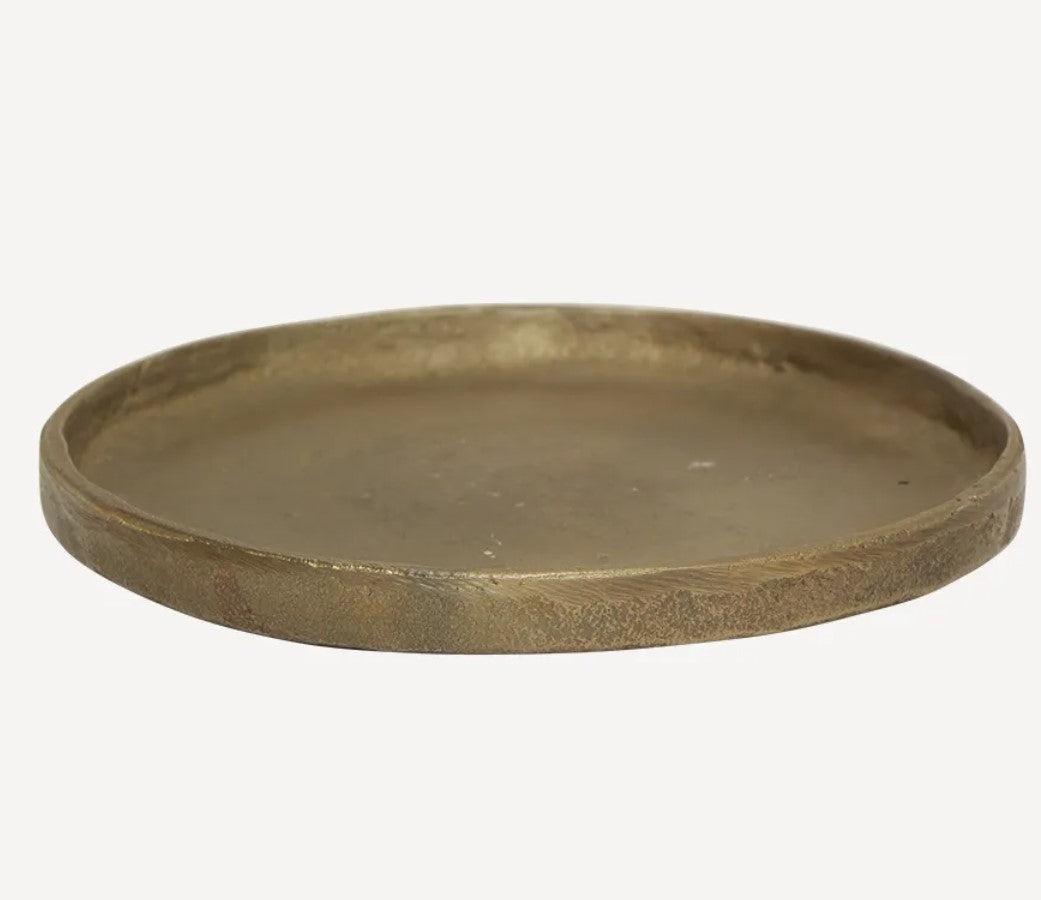 Experience the everlasting allure of the Handmade Lucca Brass Plate. Meticulously crafted from iron and boasting an antique brass finish, this tray boasts a classic design that will elevate any coffee table, kitchen, or ottoman. The refined design, with raised angled edges, adds a touch of elegance to your interior. Ideal for showcasing decorative items, such as candles.