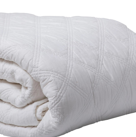 The Emilia Triple Diamond 100% Cotton Queen - exudes both comfort and style. Featuring an classic white hue and timeless pattern, it's sure to add a touch of elegance to your bedroom. Crafted with soft and luxurious 100% cotton fabric and wadding, it's also conveniently machine washable on a delicate cycle.