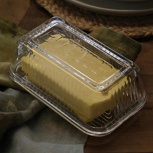 The Frette Glass Butter Dish has a classic look to fit any decor style. Practical and timeless, this piece is designed to offer everyday convenience as it's dishwasher safe.