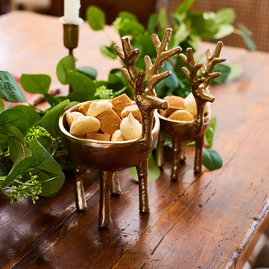 This gold&nbsp;reindeer bowl brings festive elegance to your holiday gatherings. Ideal for holding sweets, nuts, or treats, it serves as a charming centerpiece that enhances your Christmas table with seasonal spirit.