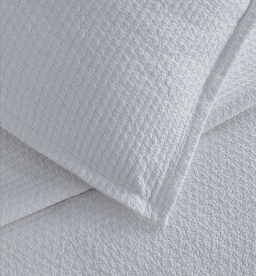 The classic Aspen range boasts an enduring style, making it an excellent choice for any bedroom aesthetic. Crafted from pure cotton and featuring a textural stitch detail the timeless yet stylish, Aspen will add a classic touch to your bedlinen collection for many years to come. Close up.