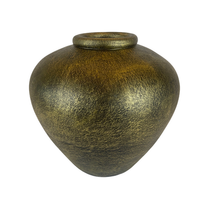 This Turin Pot has a one-of-a-kind design and a beautiful black-gold colour that will catch your eye and bring charm to any area filled with plants or flowers.