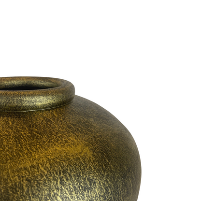 This Turin Pot has a one-of-a-kind design and a beautiful black-gold colour that will catch your eye and bring charm to any area filled with plants or flowers. Detail.