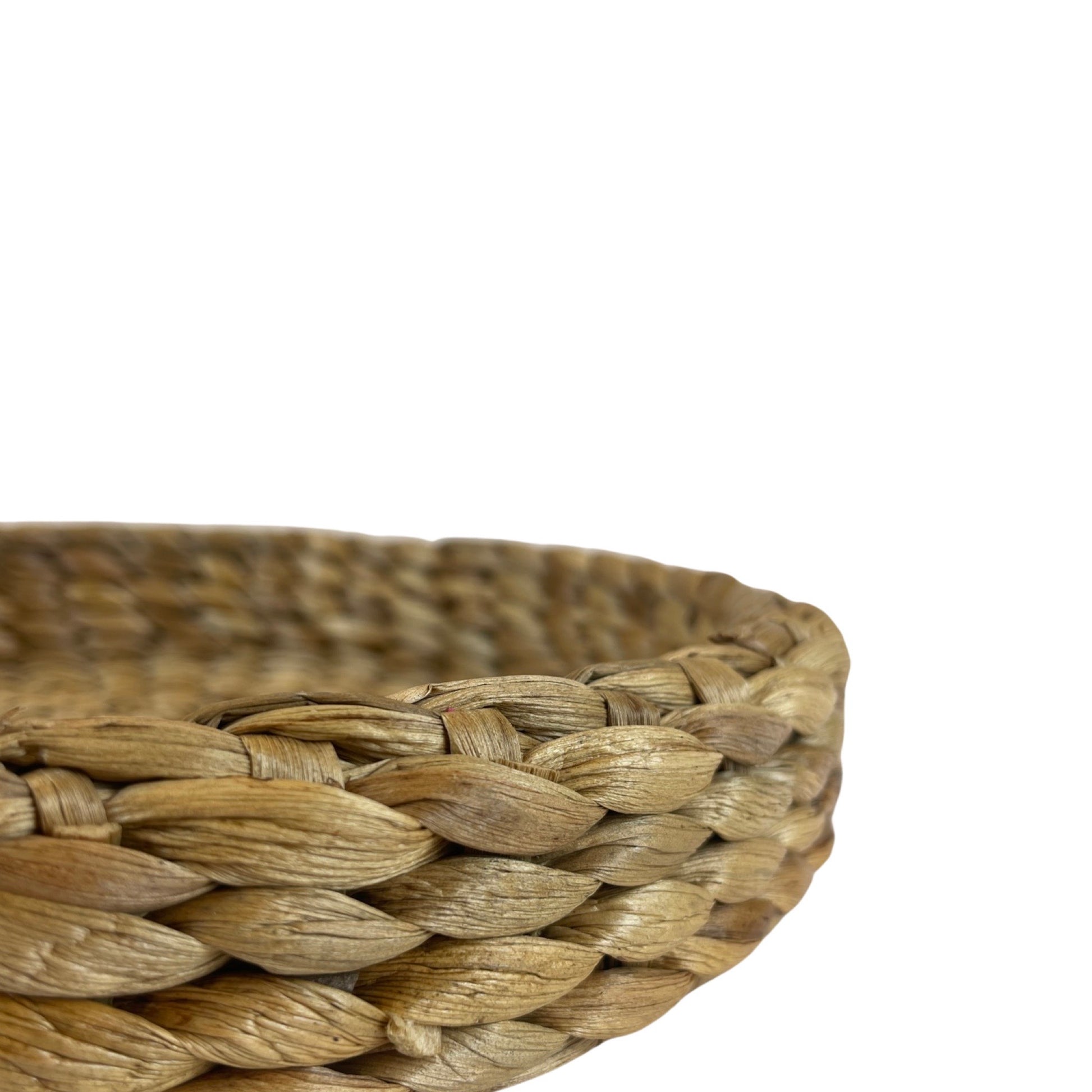 Made from Water Hyacinth, the Baru Woven Tray features a broad weave that exudes a relaxed and natural aesthetic. Its intricate design adds texture and an organic touch to any room. Corner