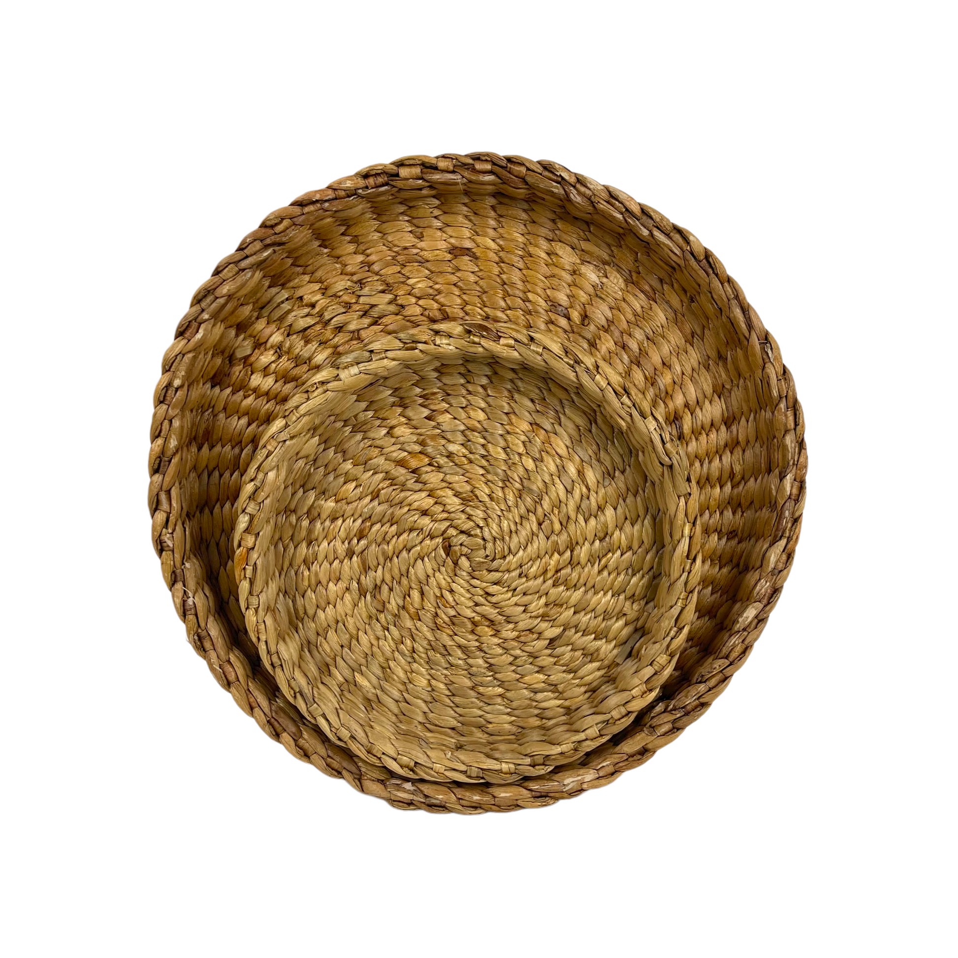 Made from Water Hyacinth, the Baru Woven Tray features a broad weave that exudes a relaxed and natural aesthetic. Its intricate design adds texture and an organic touch to any room. Top