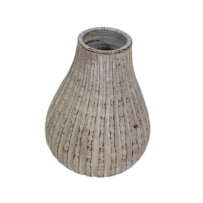 This beautiful rustic terracotta vase with neutral white tones makes it perfect for the bedroom, to place on a bedside table or as part of the living room decor. Detail