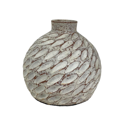 This beautiful rustic terracotta vase with neutral white tones makes it perfect for the bedroom, to place on a bedside table or as part of the living room decor. Front