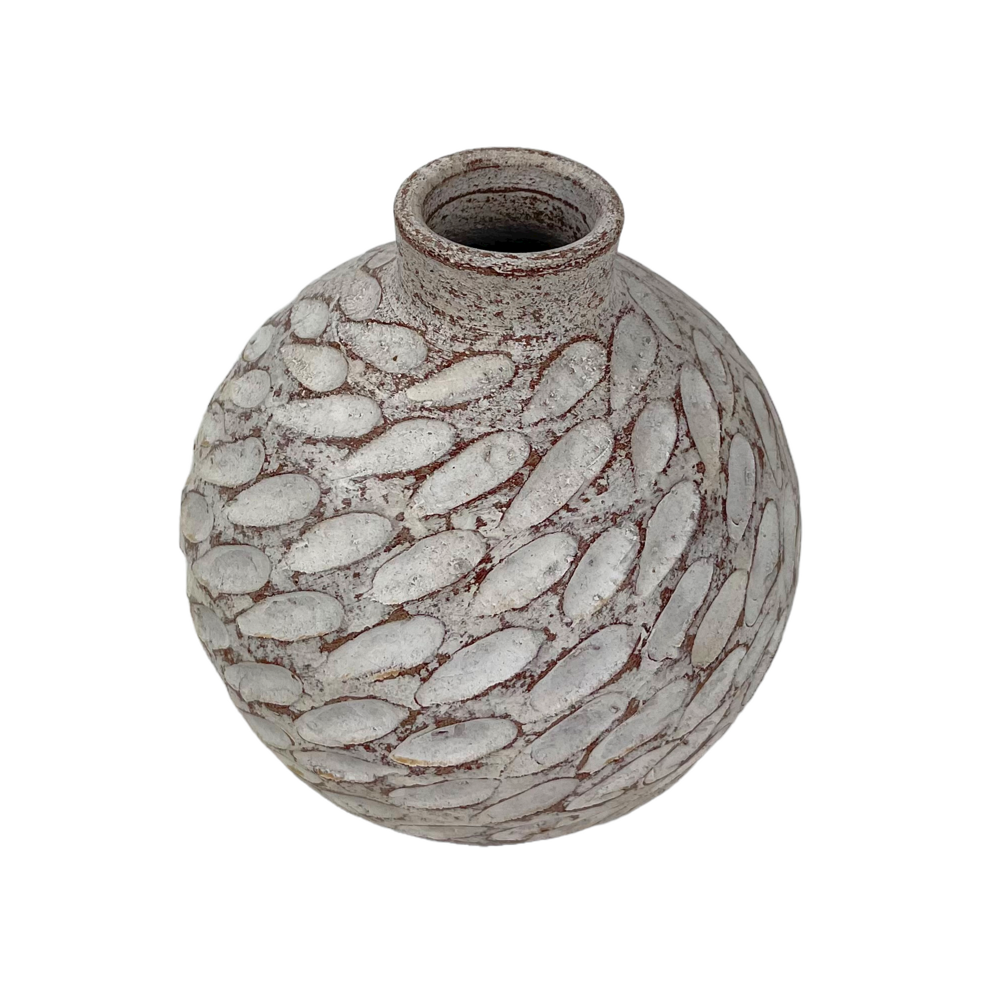 This beautiful rustic terracotta vase with neutral white tones makes it perfect for the bedroom, to place on a bedside table or as part of the living room decor. Top