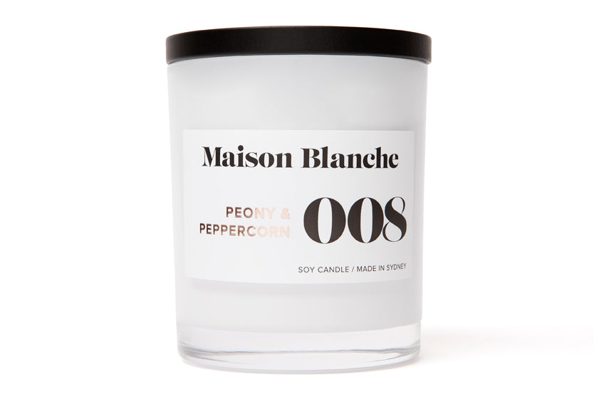 A sophisticated floral blend combining the luscious aromas of peony, orange blossom and lily with ripe summer berries and pink peppercorn.