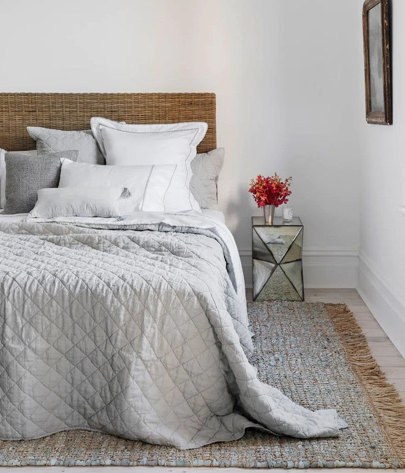 The luxurious Soho Quilt is artfully crafted with diamond-stitched quilting for an enduring and chic appearance. Composed of an exceptional mixture of 55% linen and 45% cotton, this collection offers optimal air permeability, resilience, and coziness.